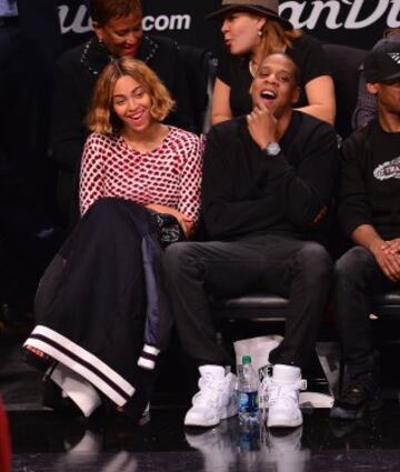 Beyonce Knowles y Jay-Z, siempre que pueden apoyando a los Nets en Brooklyn.
