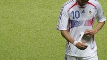 <b>EXPULSADO.</b> Zidane fue expulsado por pegar un cabezazo a Materazzi quien ha confirmado que insultó previamente al francés.