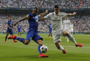 James Rodríguez busca interceptar el centro de Arturo Vidal.