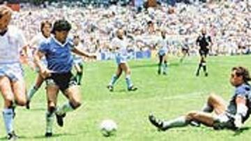 <b>RECONOCIMIENTO.</B> El gol del astro argentino en México86 pasará a la historia de los Mundiales.