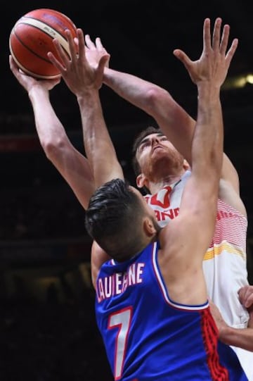 Joffrey Lauvergne con V¨ªctor Claver.