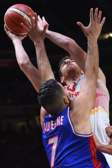 Joffrey Lauvergne con Víctor Claver.