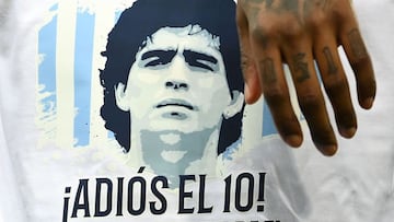 A player wears a t-shirt reading &quot;Bye number 10 ! Rest in peace&quot; with a portrait of Diego Maradona to pay homage to the late Argentinian football legend ahead of the French L1 football match between Paris Saint-Germain (PSG) and Girondins de Bordeaux (FCGB) at the Parc de Princes stadium in Paris on November 28, 2020. (Photo by FRANCK FIFE / AFP)