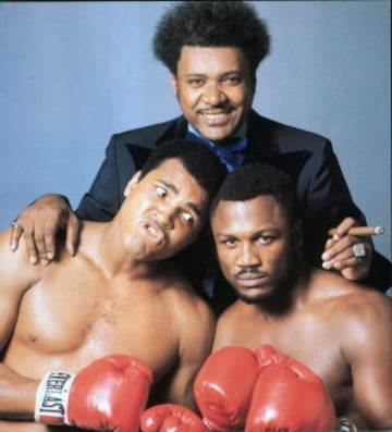 1 de octubre de 1975. 'A Thrilla in Manila'. Tercer combate entre Ali y Frazier. El dominio de Muhammad Ali y la gran resistencia de Joe Frazier pese al castigo recibido fueron los elementos que marcaron la pelea. Llegó el round 14 y el manager de Joe, Eddie Futch decidió que su boxeador no podía más y le dijo de manera contundente: “Todo terminó, nadie olvidará lo que hiciste aquí hoy”.
