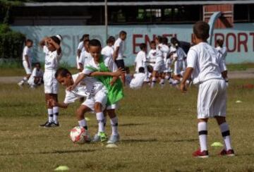 Butragueño con los niños de la Fundación del Real Madrid en La Habana