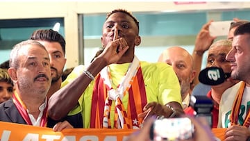 Osimhen recibido por miles de aficionados en Estambul