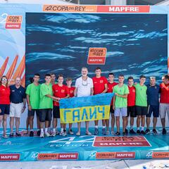 El Rey Felipe saluda a los jóvenes ucranianos que participan en los talleres de la Copa