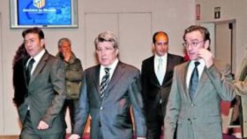 <b>SIGUEN JUNTOS. </b>Cerezo, con Pitarch y Abel. De momento los tres siguen juntos en el Atlético.