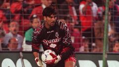 Llegó de la mano de Héctor Cúper en 1997 para el reestreno del Mallorca en 1ª división. Fue héroe de la final de Copa en Mestalla parando tres penaltys y marcando uno aunque tuvo que conformarse con el subcampeonato. Meses después gana la Supercopa de España y al año siguiente es subcampeón de la Recopa de Europa-1999 y gana el Trofeo Zamora al portero menos goleado. Quinto y tercero en la liga. Deja el fútbol por motivos religiosos y regresa un año después. 