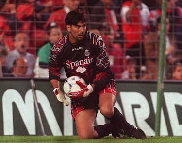 Llegó de la mano de Héctor Cúper en 1997 para el reestreno del Mallorca en 1ª división. Fue héroe de la final de Copa en Mestalla parando tres penaltys y marcando uno aunque tuvo que conformarse con el subcampeonato. Meses después gana la Supercopa de España y al año siguiente es subcampeón de la Recopa de Europa-1999 y gana el Trofeo Zamora al portero menos goleado. Quinto y tercero en la liga. Deja el fútbol por motivos religiosos y regresa un año después. 