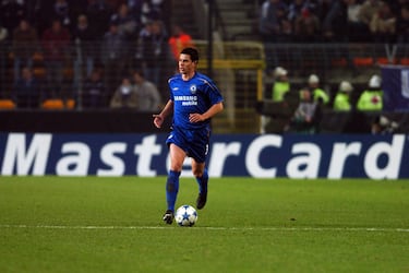 El lateral izquierdo de Barakaldo llegó a los 'Blues' en junio de 2005 tras el pago de 12 millones de euros al Athletic Club. Vistió la camiseta en 34 ocasiones y anotó un gol. Consiguió una Premier League y una Community Shield. 