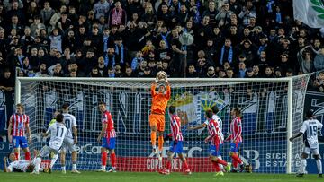 Musso bloca un balón en el Marbella-Atlético de Copa.