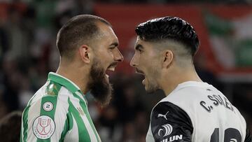 Soccer Football - Copa del Rey - Copa del Rey - Final - Real Betis v Valencia - Estadio La Cartuja de Sevilla, Seville, Spain - April 23, 2022 Real Betis' Borja Iglesias clashes with Valencia's Carlos Soler REUTERS/Jon Nazca