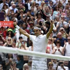 Federer downs in-form Johnson to breeze through to last eight