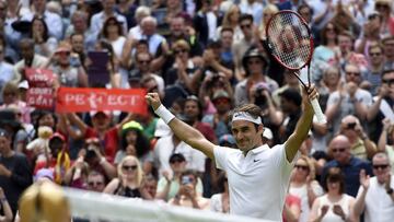 Federer downs in-form Johnson to breeze through to last eight