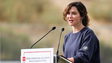 VILLAMANTA (MADRID), 07/10/2024.- La presidenta de la Comunidad de Madrid, Isabel Díaz Ayuso, interviene en el acto de entrega del Premio Internacional del Deporte de la Comunidad de Madrid 2024 a la selección española masculina de fútbol después de lograr la Eurocopa por cuarta vez en su historia, este lunes en el campo municipal de la localidad de Villamanta. EFE/ Borja Sanchez-Trillo