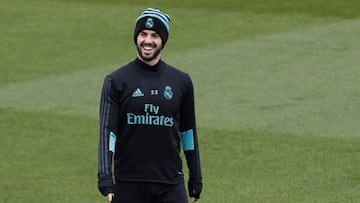 Isco estrena peinado, sin Copa y tras el beso cazado