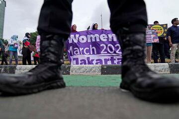 La gente asiste a una manifestación para conmemorar el Día Internacional de la Mujer en Yakarta, Indonesia.