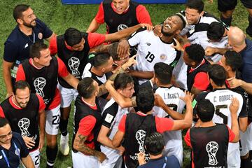 Los jugadores de Costa Rica celebran el 1-1 de Kendall Waston.