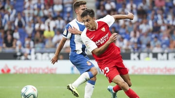El lateral del Sevilla, Sergio Reguilón, regateando a Óscar Melendo, del Espanyol.