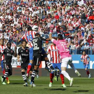 Diego Costa cabecea un centro de Koke y marca el 1-0.