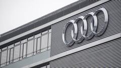 Logo de Audi AG en la fachada de la sede de la compa&ntilde;&iacute;a.