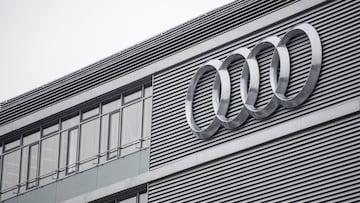 Logo de Audi AG en la fachada de la sede de la compañía.