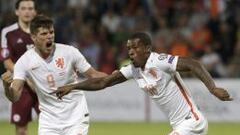 Wijnaldum celebra su gol con Huntelaar.