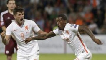 Wijnaldum y Narsingh dan oxígeno a Holanda en Letonia