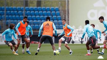 Los jugadores del Real Madrid, durante el entrenamiento de este viernes.