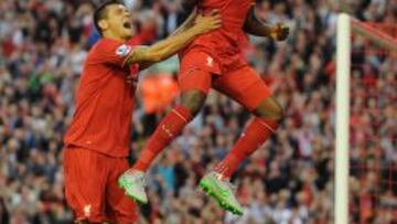 Benteke celebra su primer tanto con la camiseta del Liverpool junto a Dejan Lovren. 