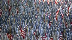 Grafton (United States), 25/09/2020.- Over 8000 flags, representing the number of Covid-19 deaths in Massachusetts, are seen placed in the yard of Mike Labbe in Grafton, Massachusetts, USA 25 September 2020. Labbe started planting the flags shortly after 