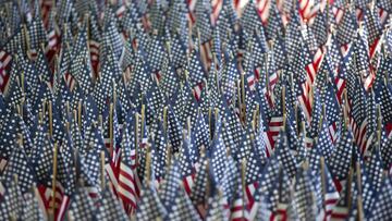 Grafton (United States), 25/09/2020.- Over 8000 flags, representing the number of Covid-19 deaths in Massachusetts, are seen placed in the yard of Mike Labbe in Grafton, Massachusetts, USA 25 September 2020. Labbe started planting the flags shortly after