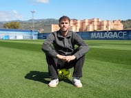 Adrián Niño posa para As en el Anexo de La Rosaleda.