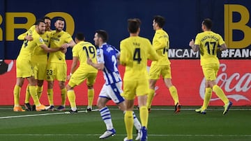 VILLAREAL, SPAIN - JANUARY 30: Daniel Parejo of Villarreal celebrates with team mates Alfonso Pedraza, Moi Gomez and Francis Coquelin after scoring their side&#039;s first goal during the La Liga Santander match between Villarreal CF and Real Sociedad at 
