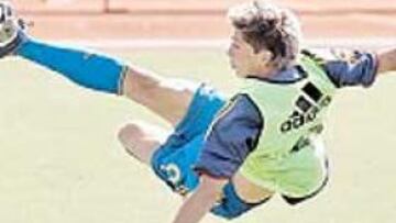 <b>PIRUETA DEL NIÑO. </b>Torres, en un acrobático remate.