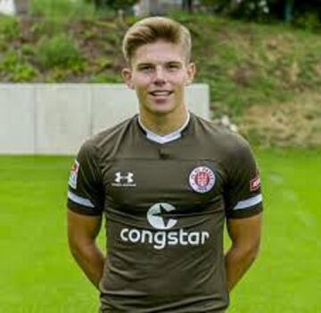 Proyecto de futuro. Tiene 20 años de edad y juega en el FC St. Pauli de Alemania, su país natal.
Se conoce que está en carpeta del Leeds United por la fotografía de un fanático junto a Bielsa en donde quedó al descubierto una lámina con las referencias del joven alemán.