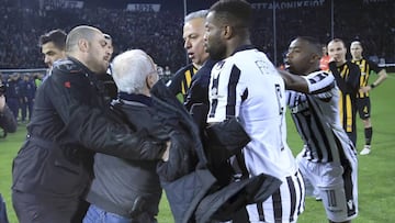 PAOK owner, businessman Ivan Savvidis, second from left, approaches AEK Athens&#039; Manager Operation Department Vassilis Dimitriadis, center, as his bodyguard and PAOK&#039;s players Fernando Varela, second from right, and Djalma Campos, right, try to s