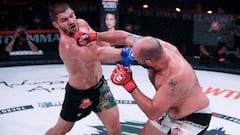 Valentin Moldavsky golpea a Tim Johnson en el combate estelar de Bellator 261.