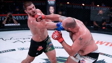 Valentin Moldavsky golpea a Tim Johnson en el combate estelar de Bellator 261.