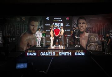 Smith claramente tiene mucha mayor estatura que el Canelo. Para ser exactos, Callum Smith es 18 centímetros más alto y se vio en el pesaje.