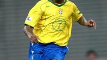 <B>ELOGIOS.</B> Robinho va recogiendo elogios allá por donde va.