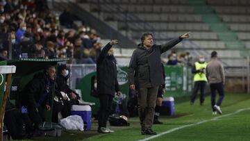 Cristóbal Parralo, entrenador del Racing de Ferrol, da indicaciones durante el partido contra el Deportivo en A Malata.