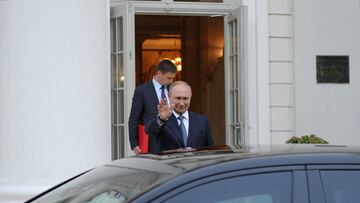 FILE PHOTO: Russian President Vladimir Putin waves to Kazakh President Kassym-Jomart Tokayev following their meeting in Sochi, Russia August 19, 2022. Russian presidential press-service/Nikita Orlov/Sputnik via REUTERS ATTENTION EDITORS - THIS IMAGE WAS PROVIDED BY A THIRD PARTY./File Photo