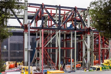 El regreso al nuevo Camp Nou, según el propio club catalán, está a la vuelta de la esquina. Las últimas instantáneas del avance de las obras muestras la construcción del anillo exterior del estadio.