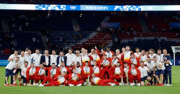 Jugadores y cuerpo técnico con la recién conseguida medalla de oro.