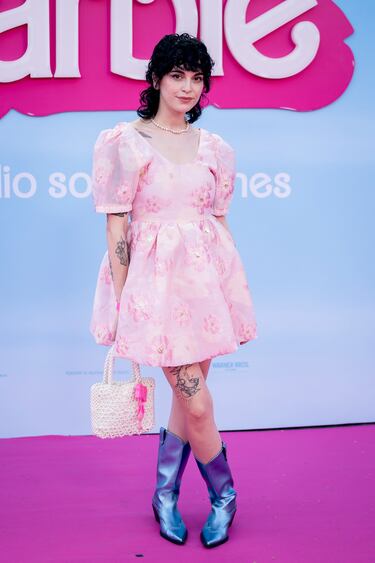 Yasmin Tuca posa en la alfombra rosa por el pase especial de la película ‘Barbie’ en el Gran Teatro CaixaBank.   
 
 