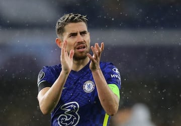 Soccer Football - Champions League - Group H - Chelsea v Malmo FF - Stamford Bridge, London, Britain - October 20, 2021 Chelsea's Jorginho applauds fans after the match REUTERS/David Klein