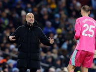 Soccer Football - Premier League - Manchester City v Chelsea - Etihad Stadium, Manchester, Britain - January 4, 2026 Manchester City manager Pep Guardiola and Gianluigi Donnarumma react Action Images via Reuters/Jason Cairnduff EDITORIAL USE ONLY. NO USE WITH UNAUTHORIZED AUDIO, VIDEO, DATA, FIXTURE LISTS, CLUB/LEAGUE LOGOS OR 'LIVE' SERVICES. ONLINE IN-MATCH USE LIMITED TO 120 IMAGES, NO VIDEO EMULATION. NO USE IN BETTING, GAMES OR SINGLE CLUB/LEAGUE/PLAYER PUBLICATIONS. PLEASE CONTACT YOUR ACCOUNT REPRESENTATIVE FOR FURTHER DETAILS..