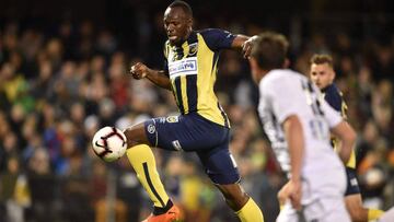 Usain Bolt controla un bal&oacute;n con la camiseta del Central Coast Mariners, durante un amistoso de pretemporada ante el Macarthur South West United.